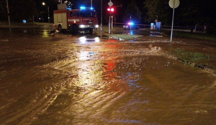 Za zaplavení křižovatky v Lipkách mohlo vodovodní potrubí z počátku 60. let minulého století