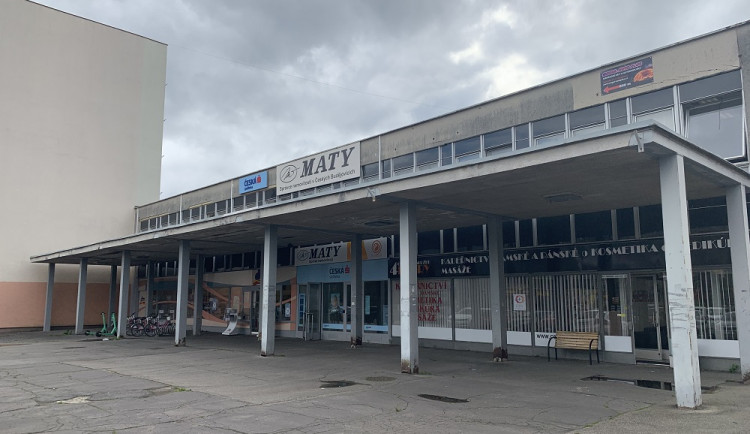 Přístřešek na sídlišti v Budějovicích je v havarijním stavu. Obyvatele udivuje cena za demolici