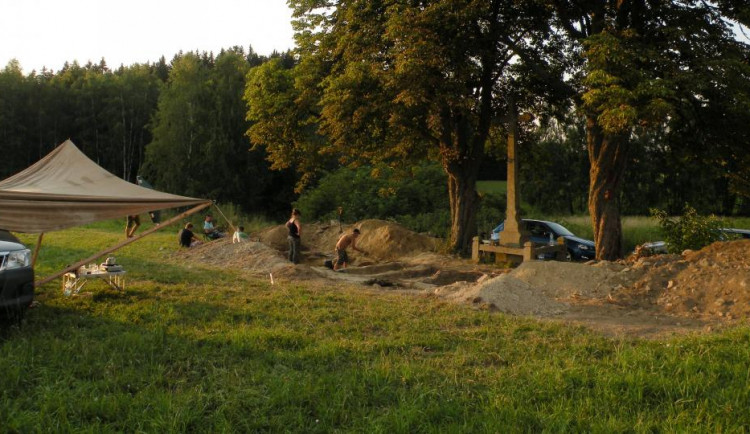 Díky pamětnici našli v pohraničí neoznačený hrob s 12 lidmi. Ostatky přesunou na hřbitov