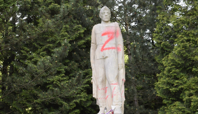 Z památníku v Jaroměři zmizela posprejovaná socha rudoarmějce. Je v areálu muzea