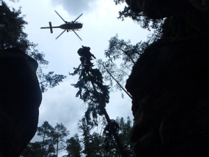 Pro pacienta do Adršpašských skal musel vrtulník. Jiná technika se k němu nedostala