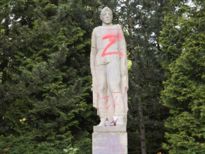 Z památníku v Jaroměři zmizela posprejovaná socha rudoarmějce. Je v areálu muzea