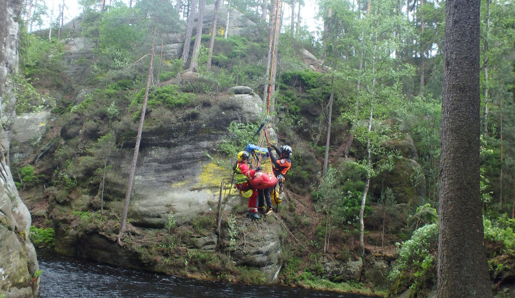 Pro pacienta do Adršpašských skal musel vrtulník. Jiná technika se k němu nedostala
