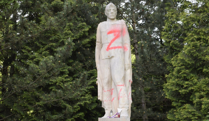 Z památníku v Jaroměři zmizela posprejovaná socha rudoarmějce. Je v areálu muzea