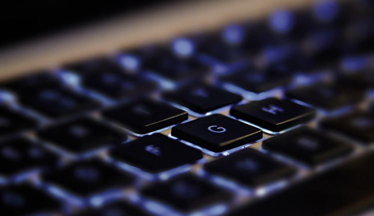 Muž z Rychnovska naletěl internetovým podvodníkům. Přišel o téměř 1,5 milionu