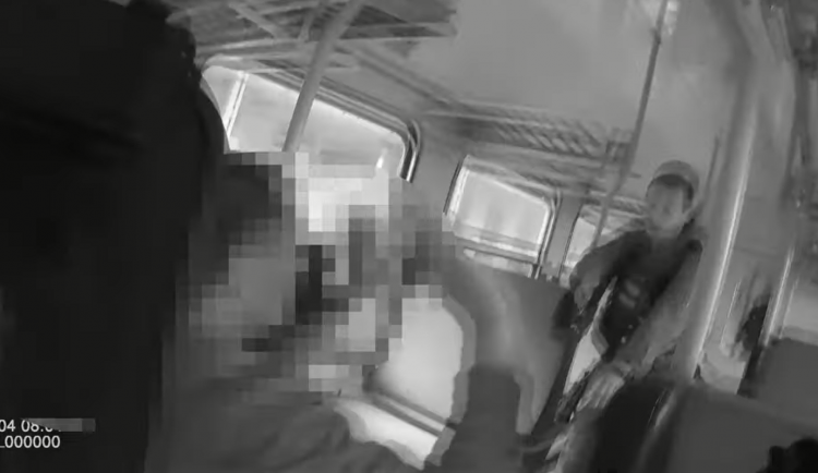 Policie ve vlaku v Hradci Králové zadržela muže. Manipulovat se střelnou zbraní