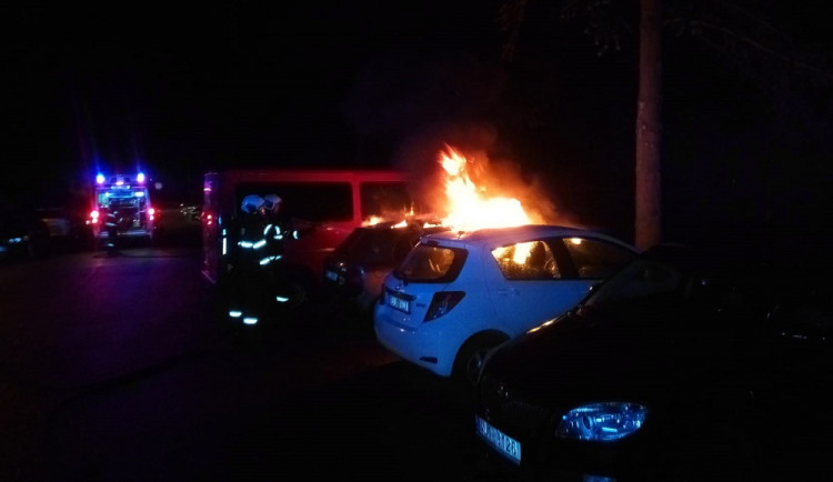 Nad ránem někdo zapálil vůz. Hořet pak začala i další dvě auta