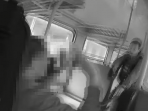 Policie ve vlaku v Hradci Králové zadržela muže. Manipulovat se střelnou zbraní