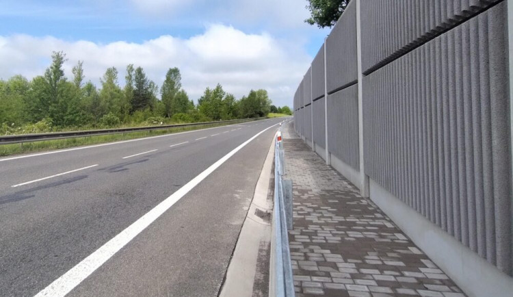 Jičínský obchvat od města dělí nová protihluková stěna. Lidem z Nového Města se ulevilo
