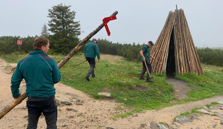 Do Krkonoš se postupně vrátí Muttichovy němé značky. Turistům mohou pomoct z nesnází
