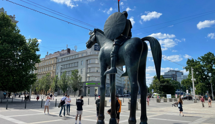 Brňané zaútočili na sochu Jošta. Strhli mu ukrajinskou vlajku