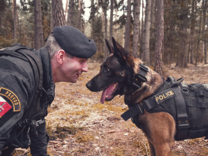 Tuhle práci si bere každý den domů, přesto o jinou nestojí