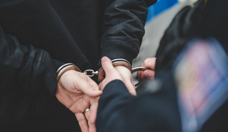 Mladík se pokusil ujet policejní hlídce. Když s autem zapadl, přesednul si na zadní sedačku