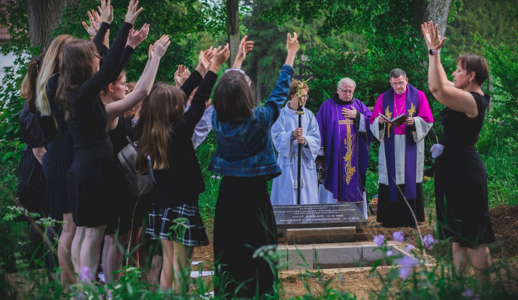 V pohraničí pohřbili ostatky 12 lidí. Jejich původ je neznámý