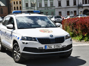 VIDEO: V Hradci Králové se ztratila malá cizinka. Cestu na ubytovnu ji pomohli najít strážníci