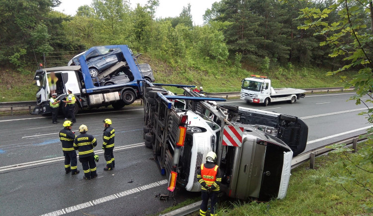 Z kamionu se vysypala nová auta. Dopravní nehoda uzavřela hlavní tah na Náchod