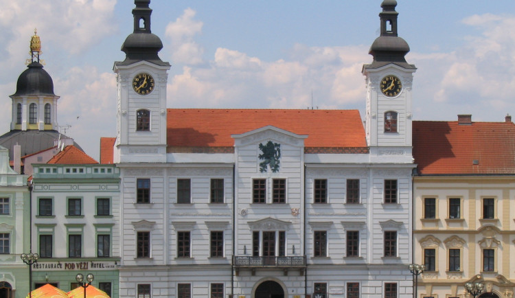 Stará radnice na hradeckém náměstí prošla další etapou oprav. Tentokrát se památkáři zaměřili na okna