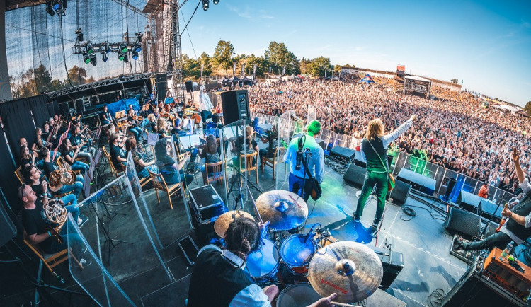 V Hradci Králové začal festival Rock for People. Pořadatelé očekávají přes 30 tisíc lidí