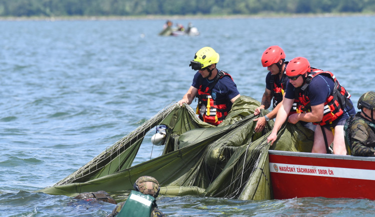 FOTO: Do Rozkoše seskočili chrudimští výsadkáři. Do vojenského cvičení se zapojily i složky IZS