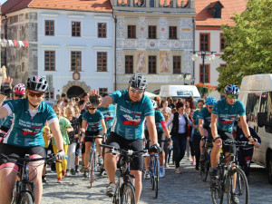 Hradec navštívili cyklo-běžci. Jejich úkolem bylo upozornit na drogovou negramotnost u dětí a mládeže
