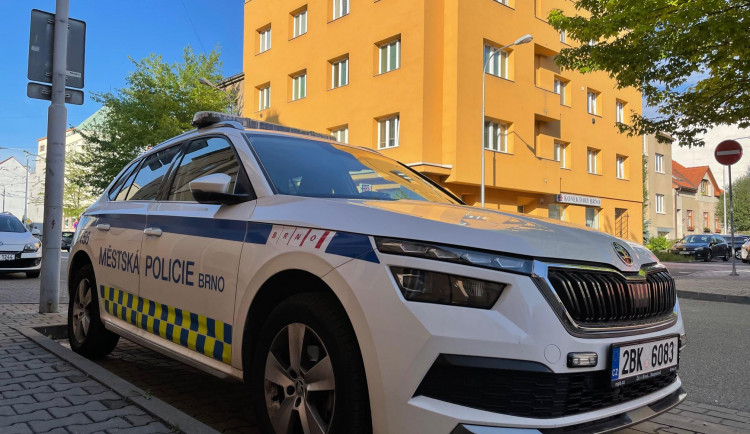 Celostátně hledaní výrostci v Brně zdemolovali zastávku