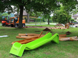 Ve Dvoře Králové se dětem otevře nové hřiště. Součástí bude i malé lanové centrum