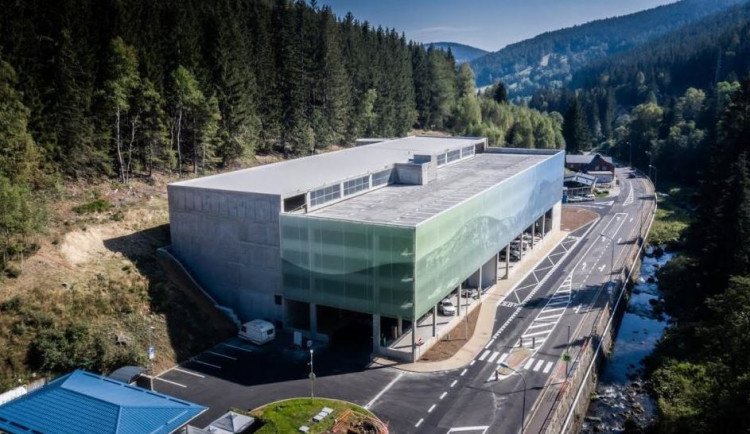 Nový terminál v Peci pod Sněžkou zklidnil dopravu v centru, tvrdí vedení města