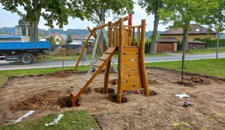 Ve Dvoře Králové se dětem otevře nové hřiště. Součástí bude i malé lanové centrum