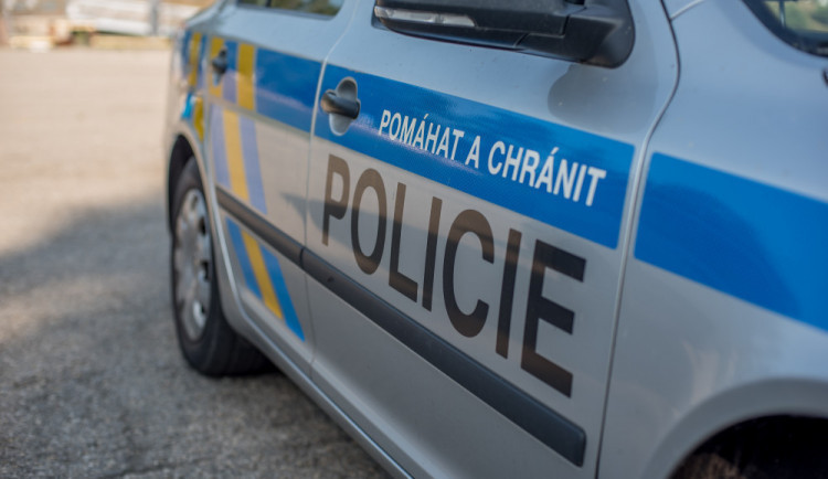 Policie obvinila muže z vraždy rodičů v obci u České Skalice na Náchodsku