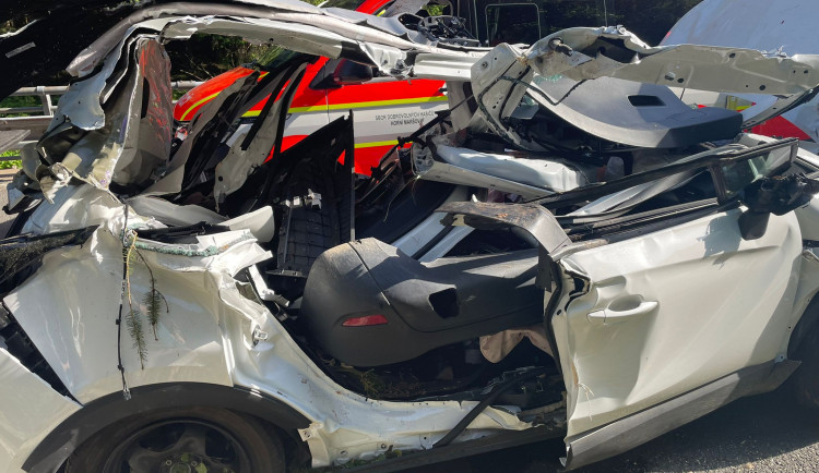 Po pádu stromu na auto v Krkonoších na cestě do Malé Úpy zemřeli tři lidé