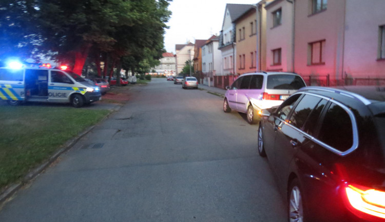 Opilý řidič utekl z místa nehody. V autě nechal zraněného spolujezdce