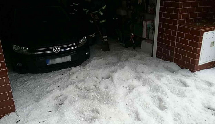 Na Znojemsku zanechalo krupobití třiceticentimetrovou vrstvu krup