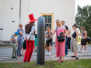 Hradecký kraj má třetí Poesiomat. Stojí v Jičíně nedaleko Valdické brány