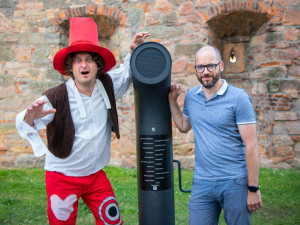 Hradecký kraj má třetí Poesiomat. Stojí v Jičíně nedaleko Valdické brány