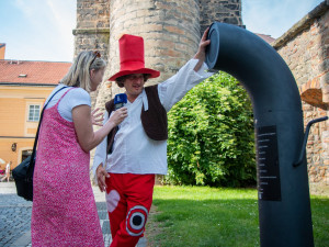 Hradecký kraj má třetí Poesiomat. Stojí v Jičíně nedaleko Valdické brány