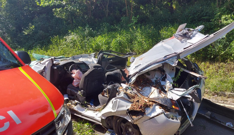 KRNAP nechá v místě tragického pádu smrku na auto vykácet možné rizikové stromy