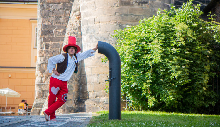 Hradecký kraj má třetí Poesiomat. Stojí v Jičíně nedaleko Valdické brány