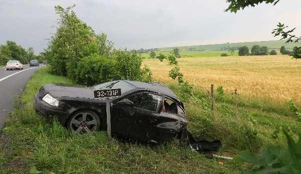 Řidič doslova přerazil své auto o mostek vedle silnice. Do nemocnice ho transportoval vrtulník