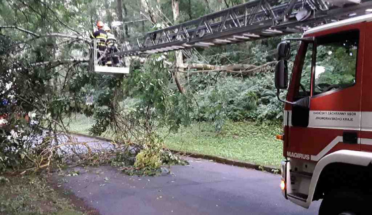 Poškozená škola i kostel. Hasiči na jižní Moravě měli kvůli bouřce desítky výjezdů