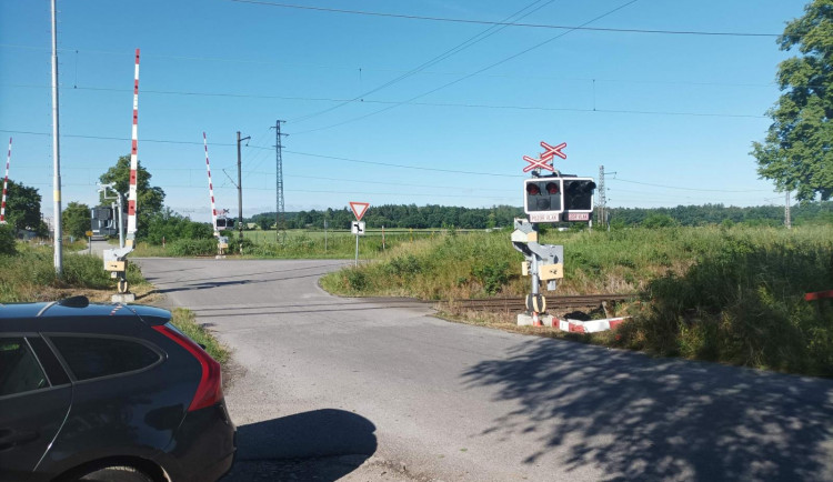 Žena vjela na přejezd, když padaly závory. Poté je prorazila