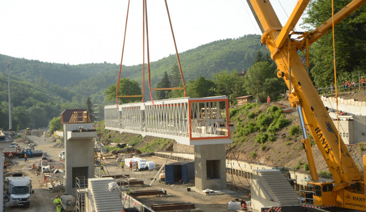 V Adamově usadili na přestavované nádraží obří lávku pro pěší
