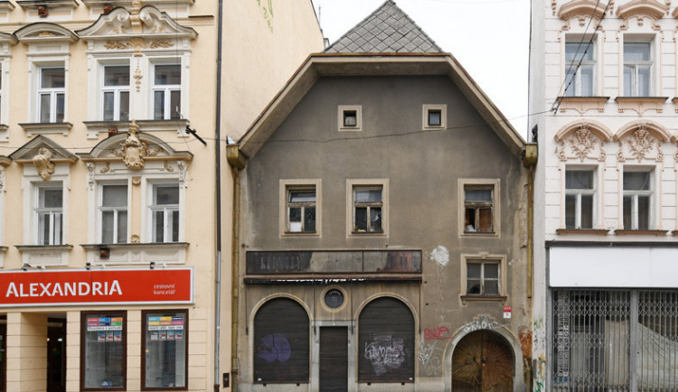 Dům v centru Budějovic obsadili bezdomovci. Město tam umístí mříže