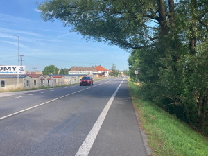 Zarostlé dopravní značky u silnic řidiče neomlouvají. V hradeckém kraji jich je celá řada