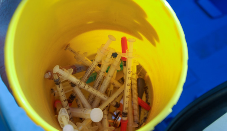 Pandemie vrátila k drogám i dlouholeté abstinující. Častější je také sebepoškozování mladistvých