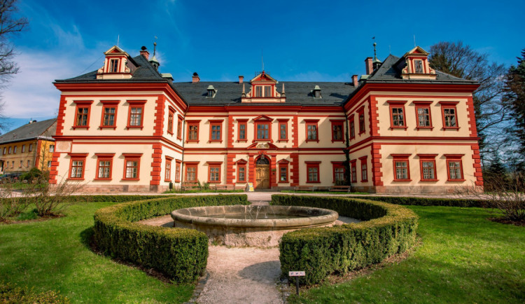 Stará ohradní zeď zámku v Jilemnici se dočká opravy. Kraj na ni vyčlení milion korun