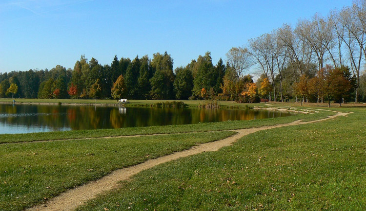 Do nádrže Bagr v Budějovicích teče znečištěná voda. Stavební práce to mají změnit