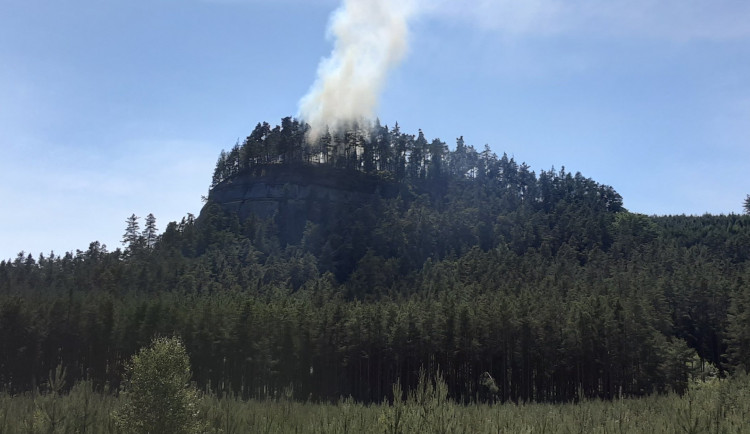 V Hamru na Jezeře se vznítil les. Do těžko přístupného terénu musely tři desítky hasičů