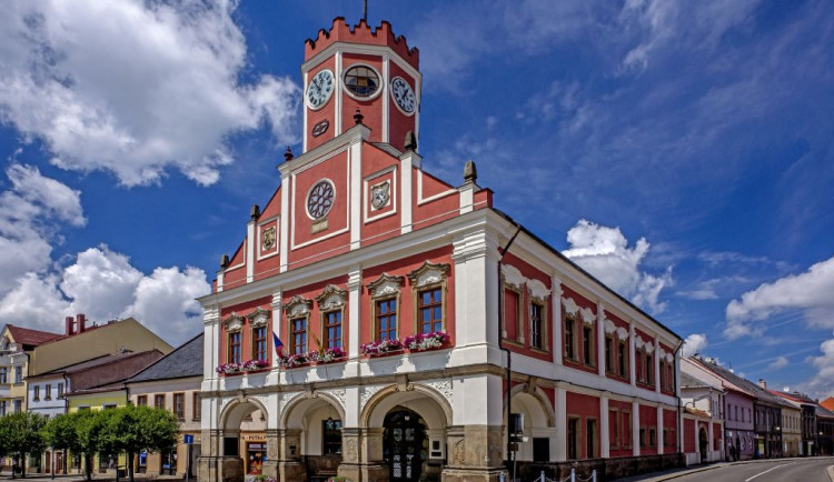 Radnice v Polici nad Metují po zásahu bleskem odstraňuje škody. Provoz je omezen