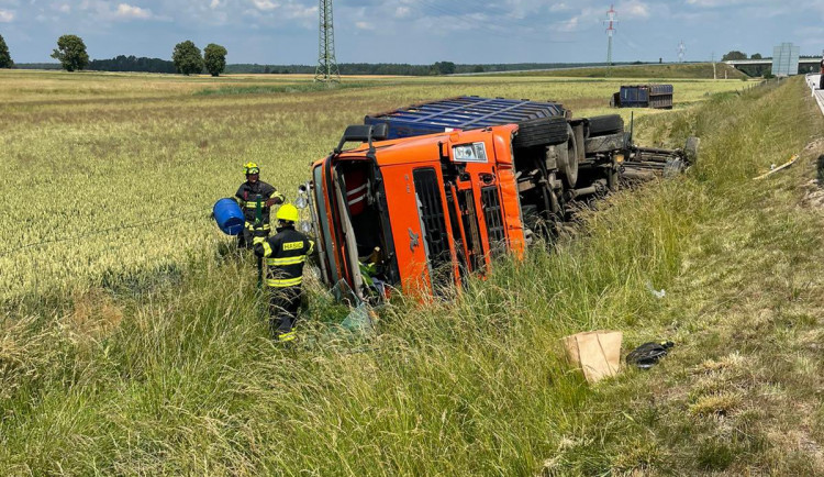 Na D3 ve směru z Prahy havaroval kamion. Řidiči musí počítat se zdržením