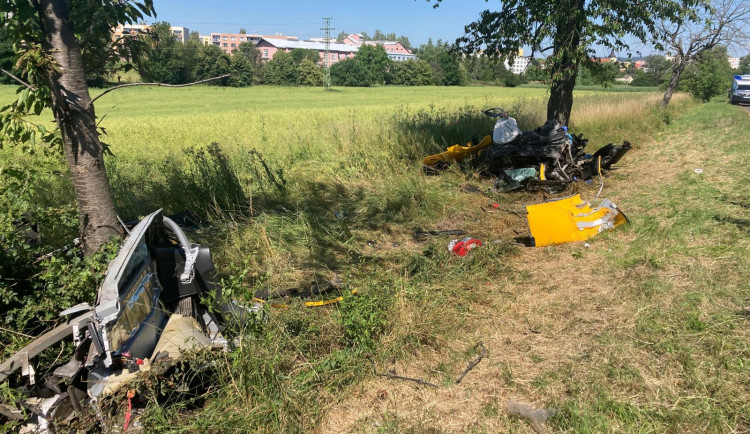 V Jičíně dnes při dopravní nehodě dvou osobních aut zemřel člověk